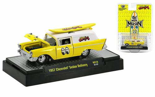 1957 CHEVROLET SEDAN YELLOW & SURFBOARD MOONEYES 1:64