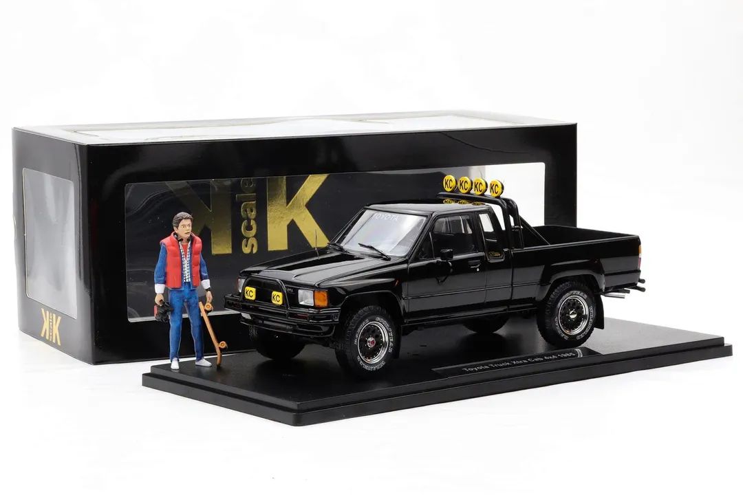 (PRE-ORDER: OCTOBER 2026) KK Scale 1:18 1985 Toyota Hilux SR5 Xtra Cab 4x4 – Back to the Future (1985) + Marty McFly Figure Bundle – KKDC181561-KKFIG024