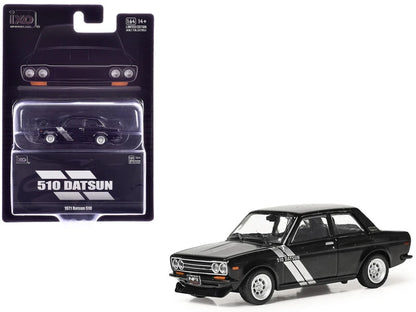 IXO America 1:64 1971 Datsun 510 – Black avec Silver Stripes – U64RDC005-JC