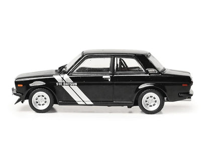 IXO America 1:64 1971 Datsun 510 – Black avec Silver Stripes – U64RDC005-JC