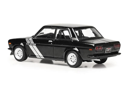 IXO America 1:64 1971 Datsun 510 – Black avec Silver Stripes – U64RDC005-JC