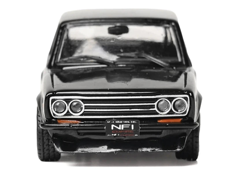 IXO America 1:64 1971 Datsun 510 – Black avec Silver Stripes – U64RDC005-JC