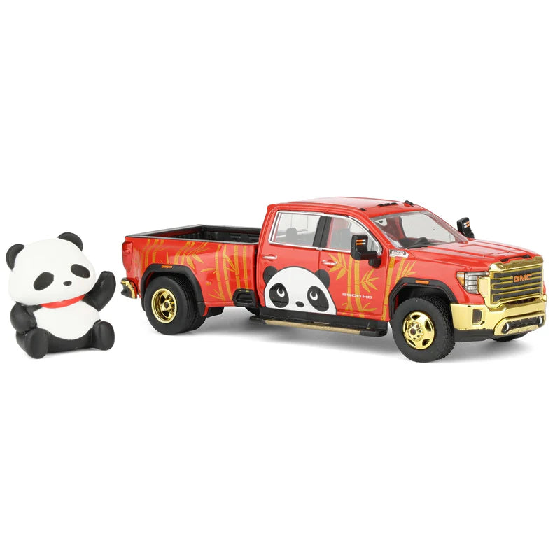 GreenLight Waltersons Product Expo Exclusive 1:64 GMC Sierra 3500 HD Denali Dually 2022 rouge avec panda de Beijing 1352003-B