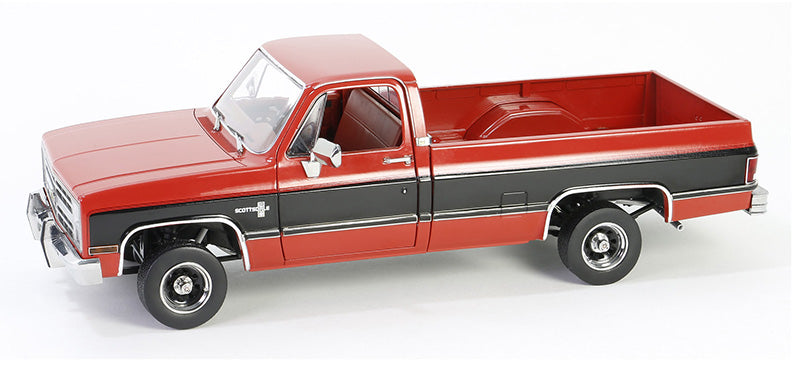 1984 Chevrolet K10 Scottsdale in Apple Red and Midnight Black (Limit de 1 par client- Limit 1 per client)