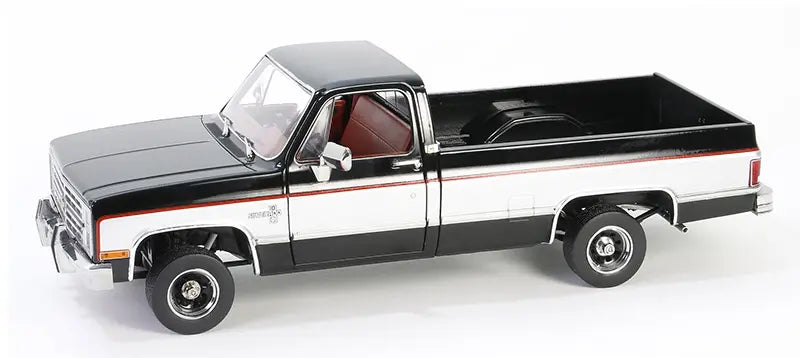 1986 Chevrolet K10 Silverado in Midnight Black and Steel Gray Metallic (Limit de 2 par client- Limit 2 per client)