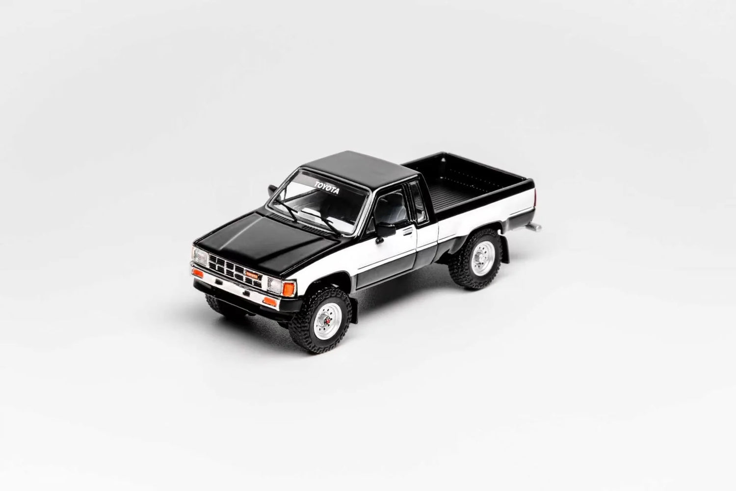 GCD 1:64 1985 Toyota Hilux SR5 Xtra Cab Black (LHD) – KS-087-641