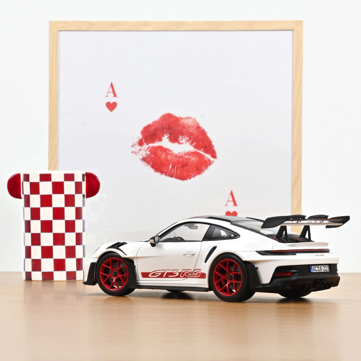 Norev 1:18 Porsche 911 GT3 RS 2022 avec Pack Weissach – Blanc / Pyro Red – 187373