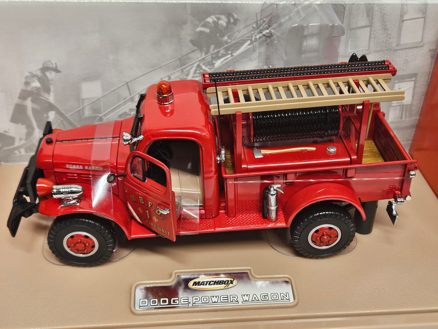 Fire Truck-Camion Pompier, 1946 Dodge Power Wagon, (Échelle-Scale 1:24)