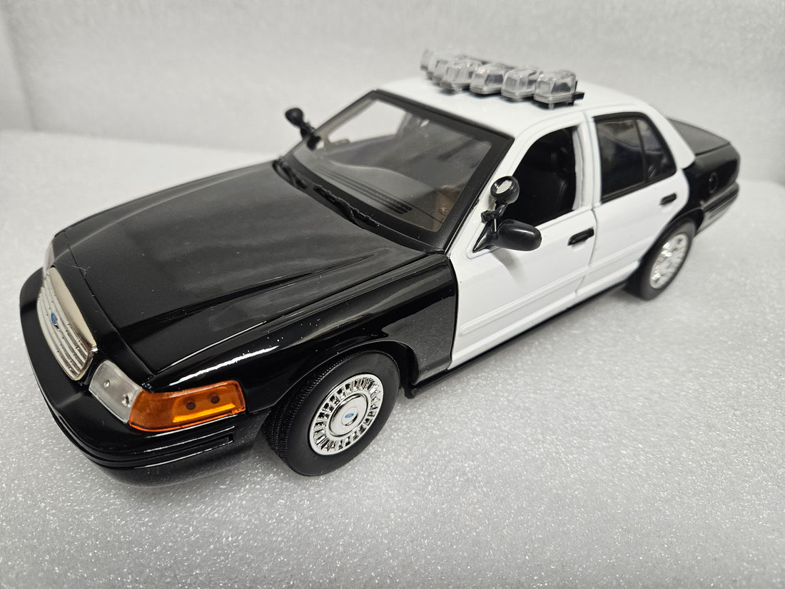Ford Crown Victoria "Police"(Black &amp; White)  *Voir Note- *See Note