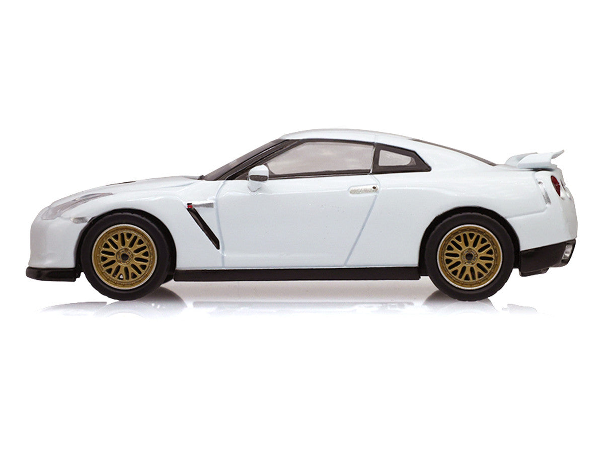 Nissan GT-R 2007 blanc nacré avec roues personnalisées Tokyo Torque Series 10 GreenLight 1:64 – GL235110-D