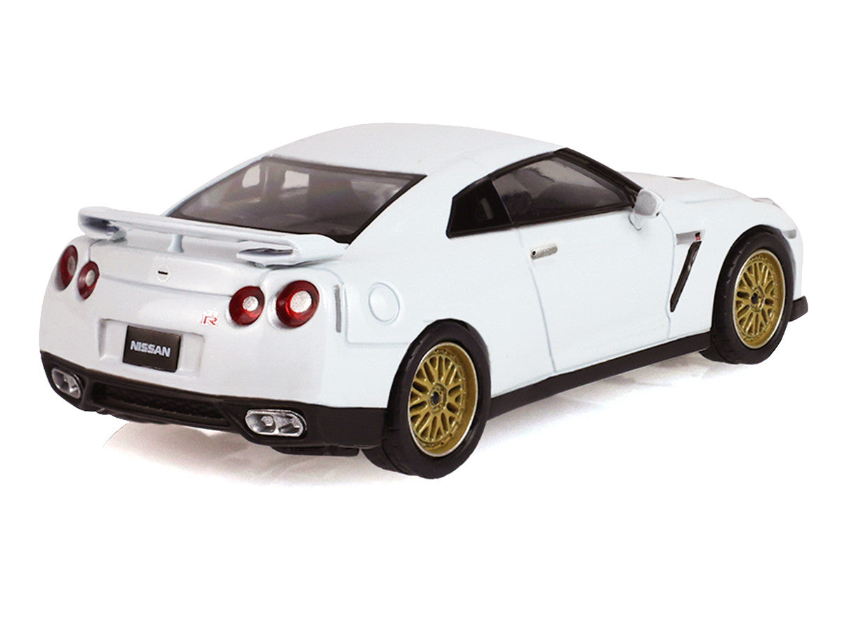Nissan GT-R 2007 blanc nacré avec roues personnalisées Tokyo Torque Series 10 GreenLight 1:64 – GL235110-D