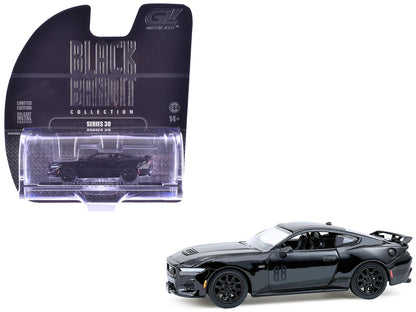 GreenLight 1:64 Ford Mustang Gen 7 GT Coupe 2024 Noir – Black Bandit Series 30 – GL28170-B
