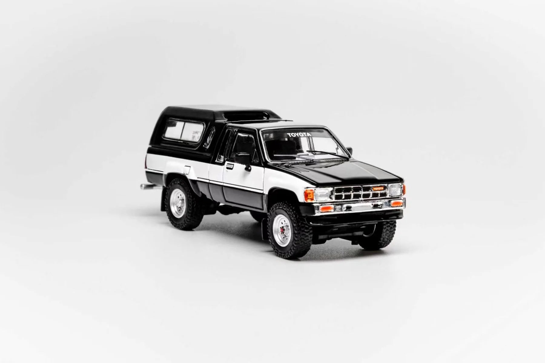 GCD 1:64 1985 Toyota Hilux SR5 Xtra Cab Black (LHD) – KS-087-641