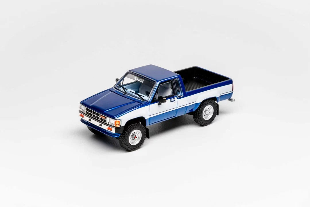 GCD 1:64 Toyota Hilux SR5 Xtra Cab 1985 Bleu (LHD) – KS-087-642