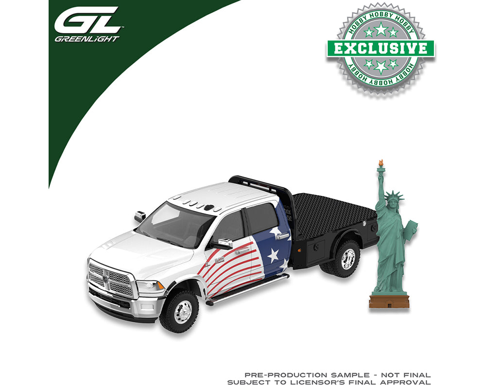 (PRE-ORDER 2026) Dodge Ram 3500 Dually Flatbed 2018 avec Statue de la Liberté GreenLight 1:64 – GL30595