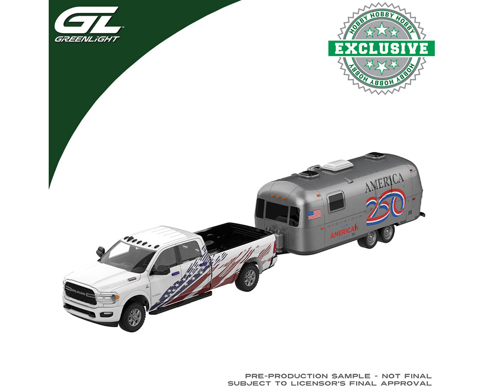 (PRE-ORDER 2026) Ram 2500 Laramie 2024 avec Airstream 2026 America 250 Edition GreenLight 1:64 – GL30610