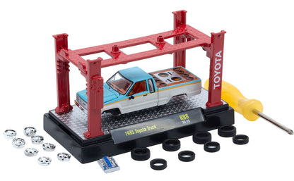 M2 Machines 1:64 Toyota Pickup Truck 1985 avec système audio dans la caisse – Blanc et bleu – Model Kits Series 88 – 37000-88-A