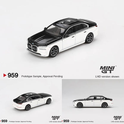 Mini GT- BMW i7 xDrive60 Alpine White / Black Sapphire MGT00959-BL