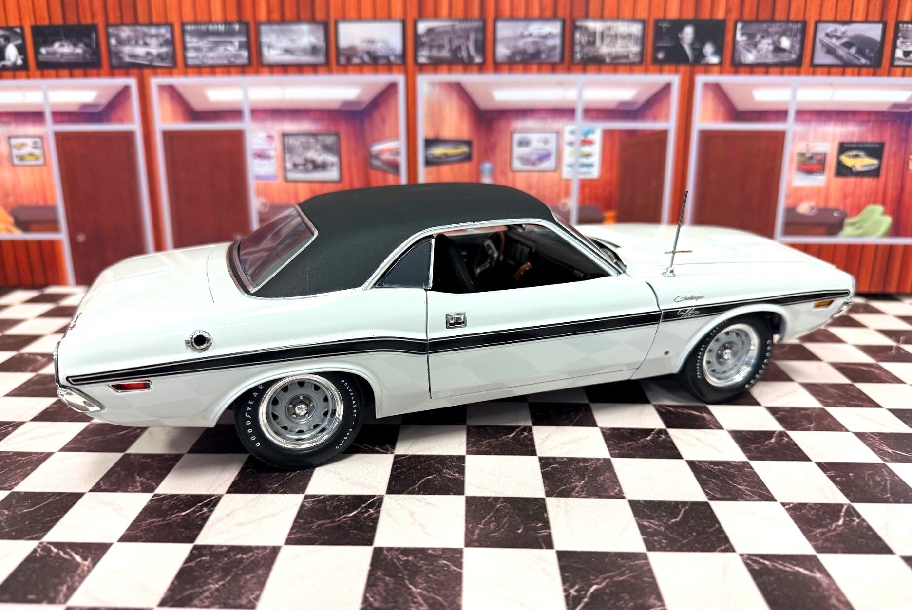 (PRE-ORDER 2026) 1970 Challenger, White, Black VT, Stipe, Interior
