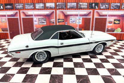 (PRE-ORDER 2026) 1970 Challenger, White, Black VT, Stipe, Interior