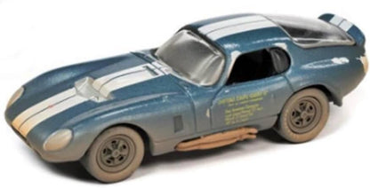 1965 Shelby Cobra Daytona Viking Blue Metallic avec effet poussiere - Barn Finds - Johnny Lightning 1:64 - JLSF023-1A-4