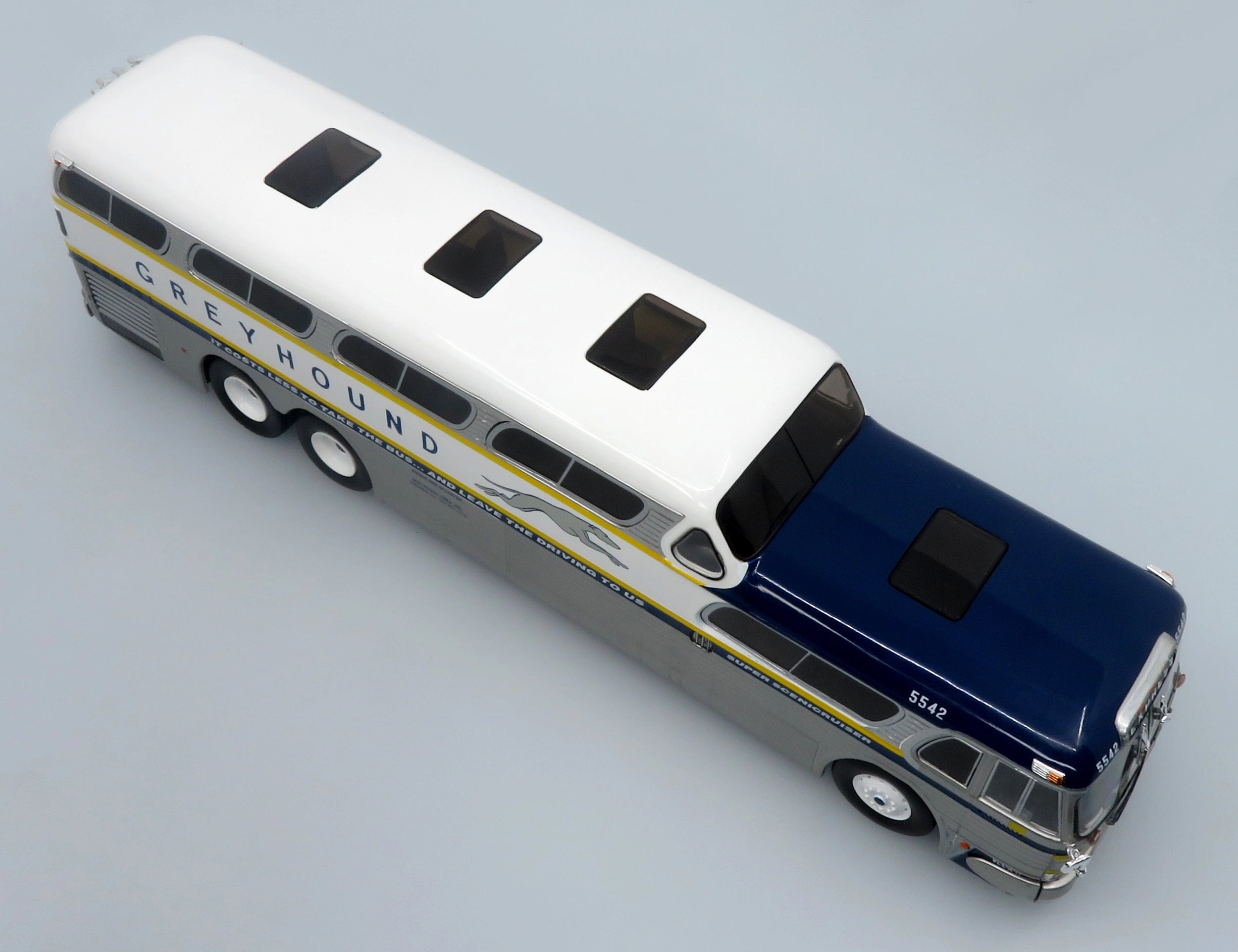 GM PD-4501 Scenicruiser Coach 1:43 Greyhound Bus Lines 50e Anniversaire Iconic Replicas 43-0665