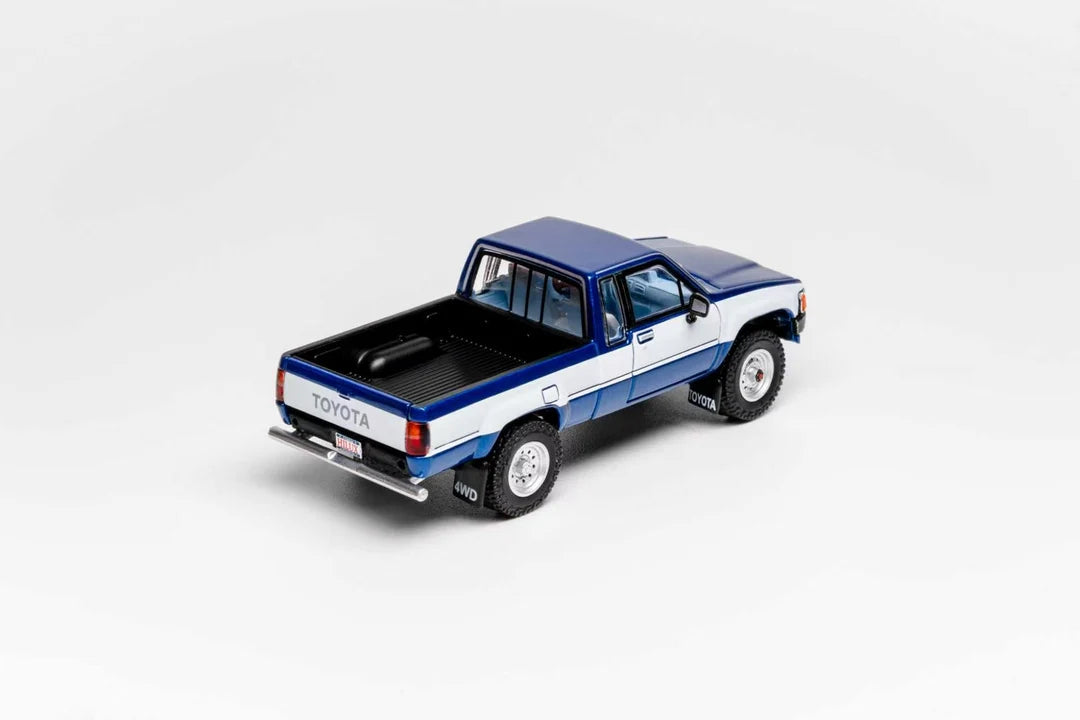 GCD 1:64 Toyota Hilux SR5 Xtra Cab 1985 Bleu (LHD) – KS-087-642
