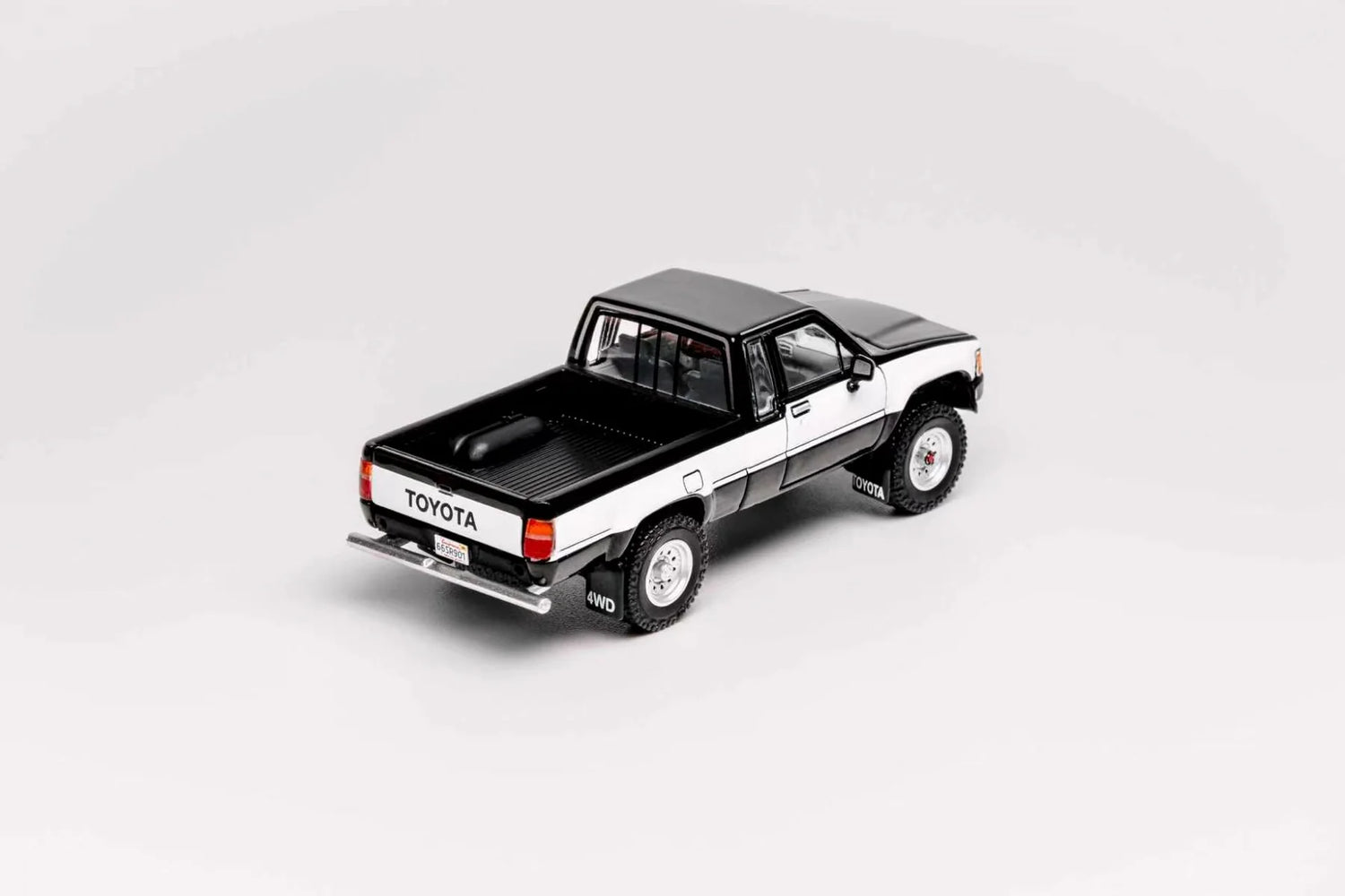 GCD 1:64 1985 Toyota Hilux SR5 Xtra Cab Black (LHD) – KS-087-641
