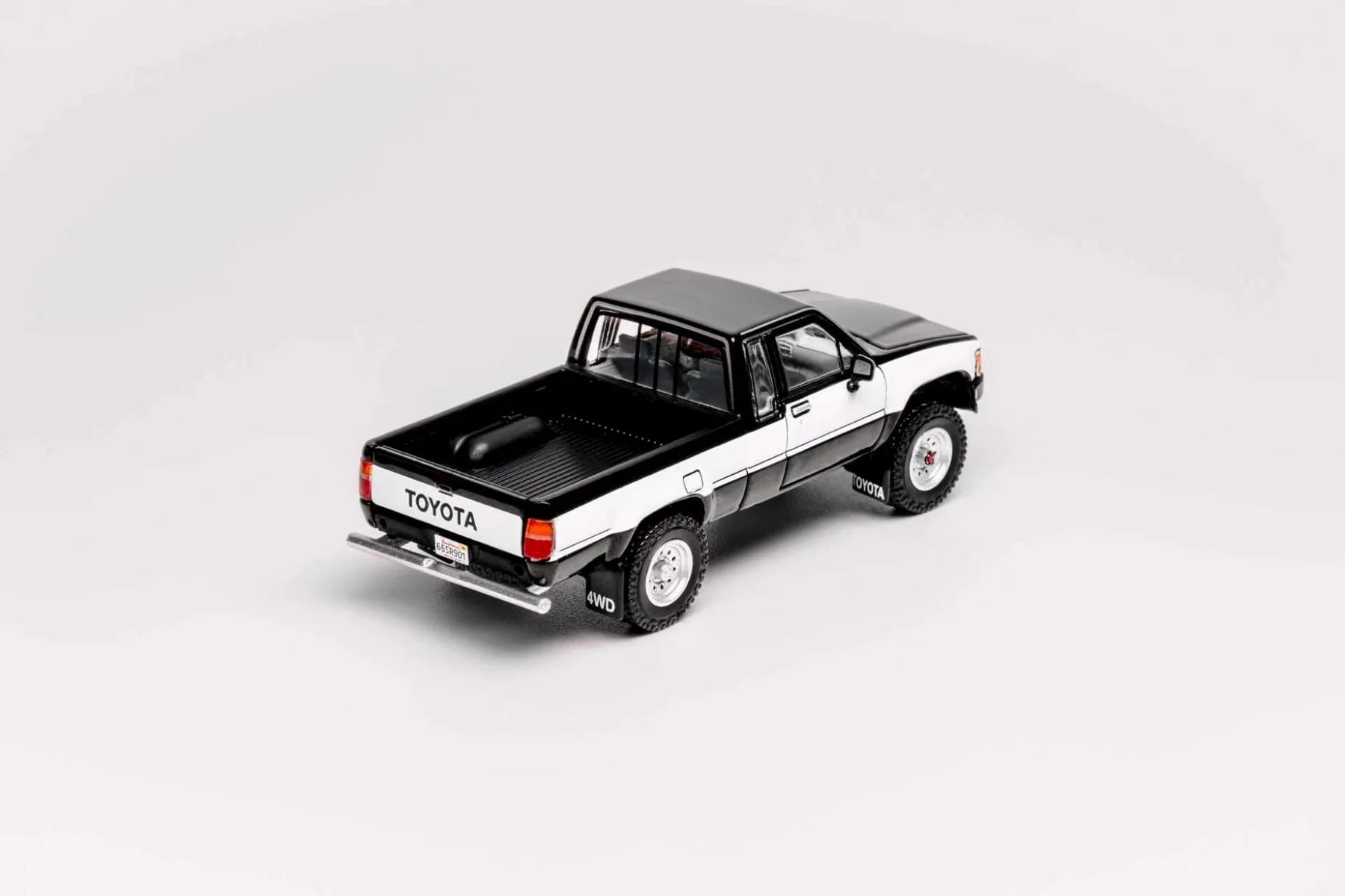 GCD 1:64 1985 Toyota Hilux SR5 Xtra Cab Black (LHD) – KS-087-641