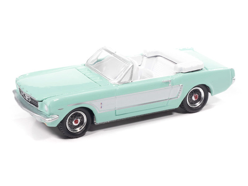 Ford Mustang Convertible 1965 avec petite remorque fermée – Johnny Lightning 1:64 – JLBT023-C