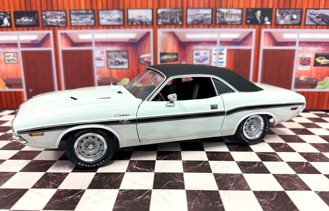(PRE-ORDER 2026) 1970 Challenger, White, Black VT, Stipe, Interior