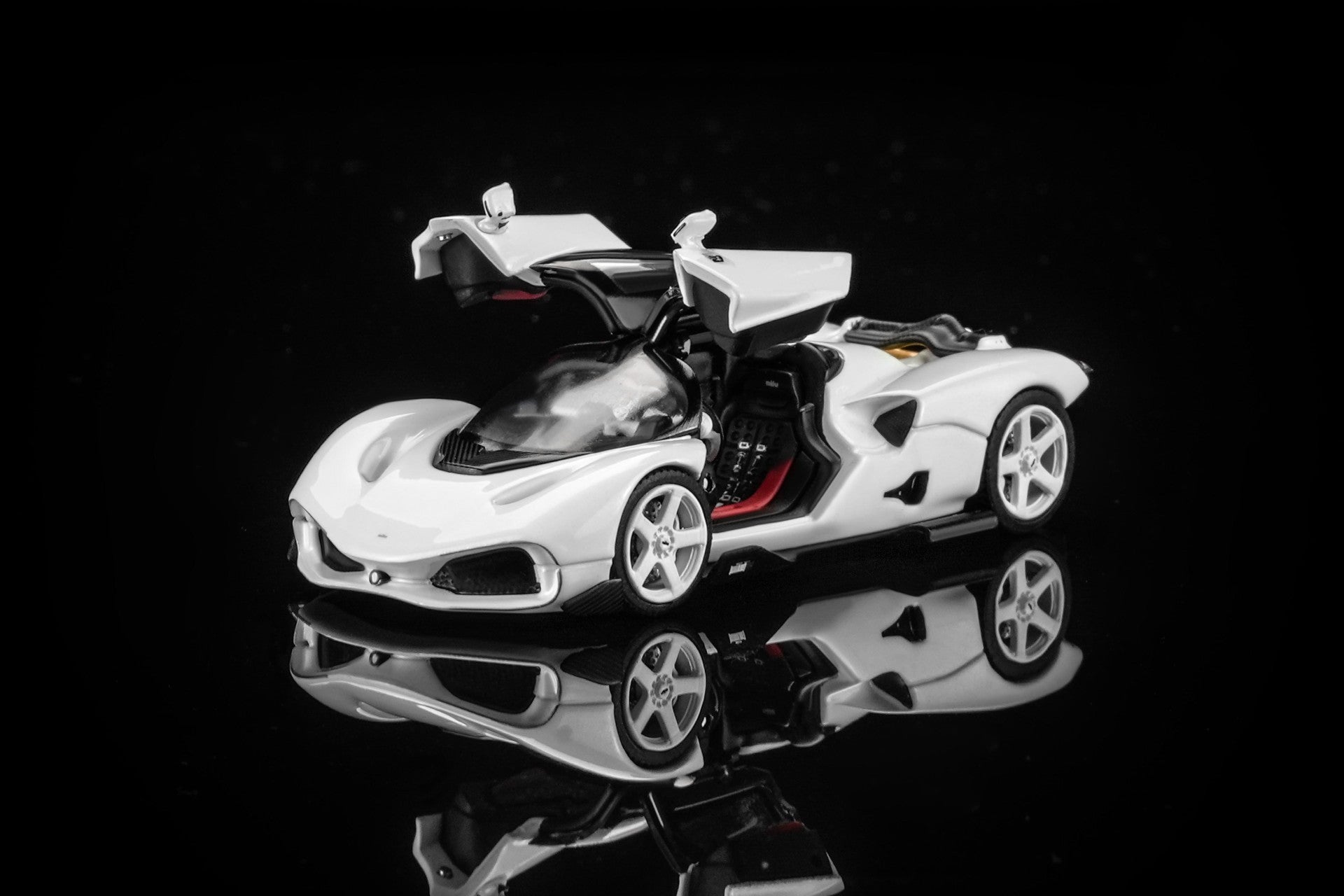 (PRE-ORDER 2026) Motorhelix 1/64 - NILU - Suzuka White (M67002)