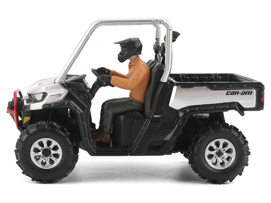 DIECAST MASTERS 1/32-Can-Am Defender XMR Silver (Metallic and Black) 60031