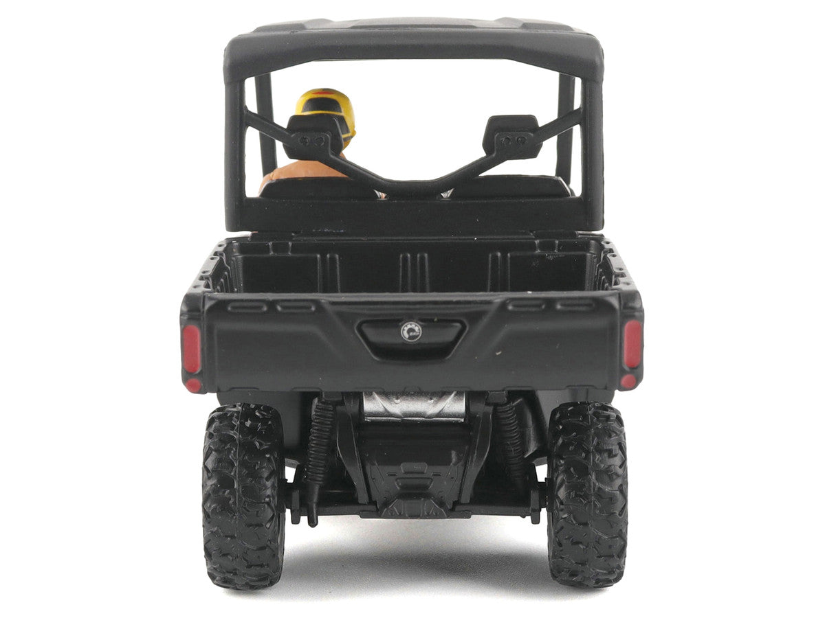 DIECAST MASTERS 1/32-Can-Am Defender XT HD9 (Navy Blue and Black) 60032