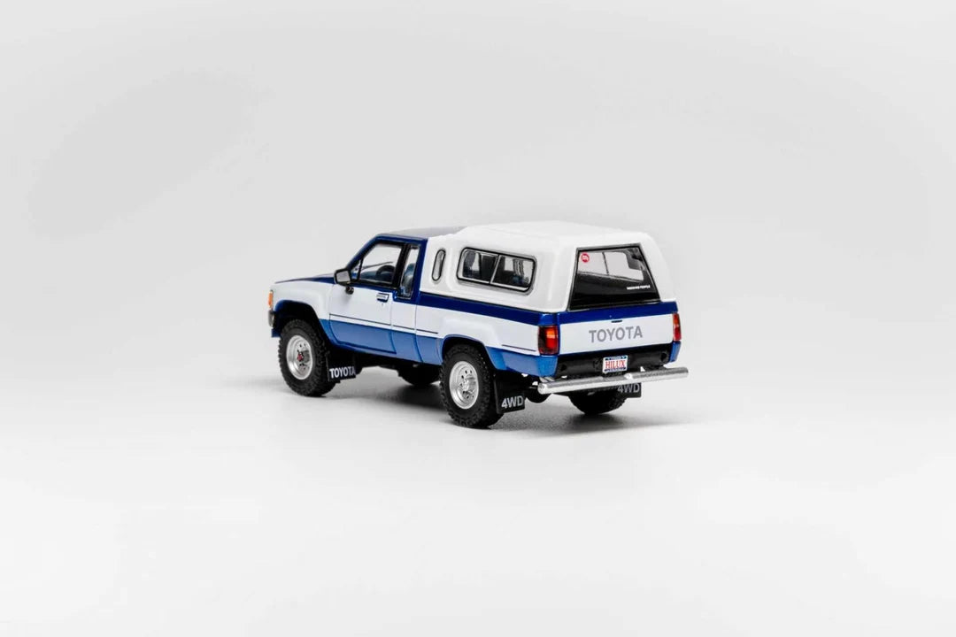 GCD 1:64 Toyota Hilux SR5 Xtra Cab 1985 Bleu (LHD) – KS-087-642