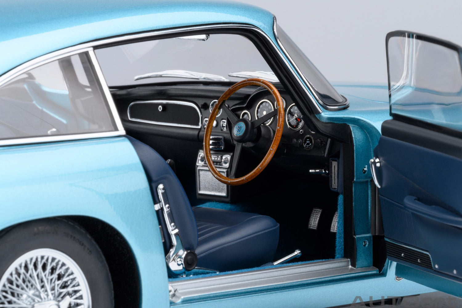 Aston Martin DB5 (Caribbean Pearl)