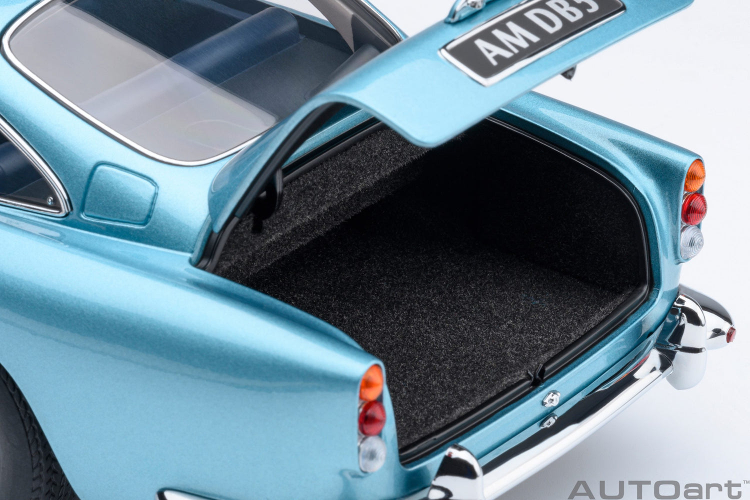 Aston Martin DB5 (Caribbean Pearl)