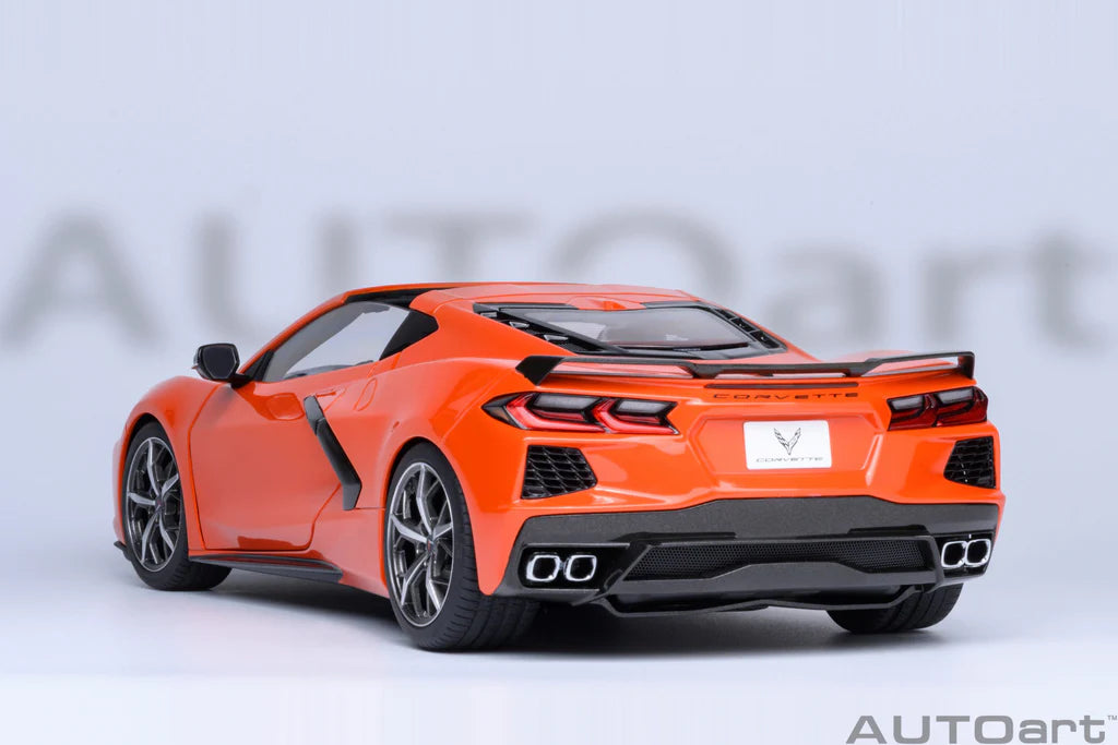 AutoArt-Chevrolet-Corvette-C8-Stingray-Z51-diecast-orange-1-18-avec-intérieur-et-moteur-détaillés-vue-arriere