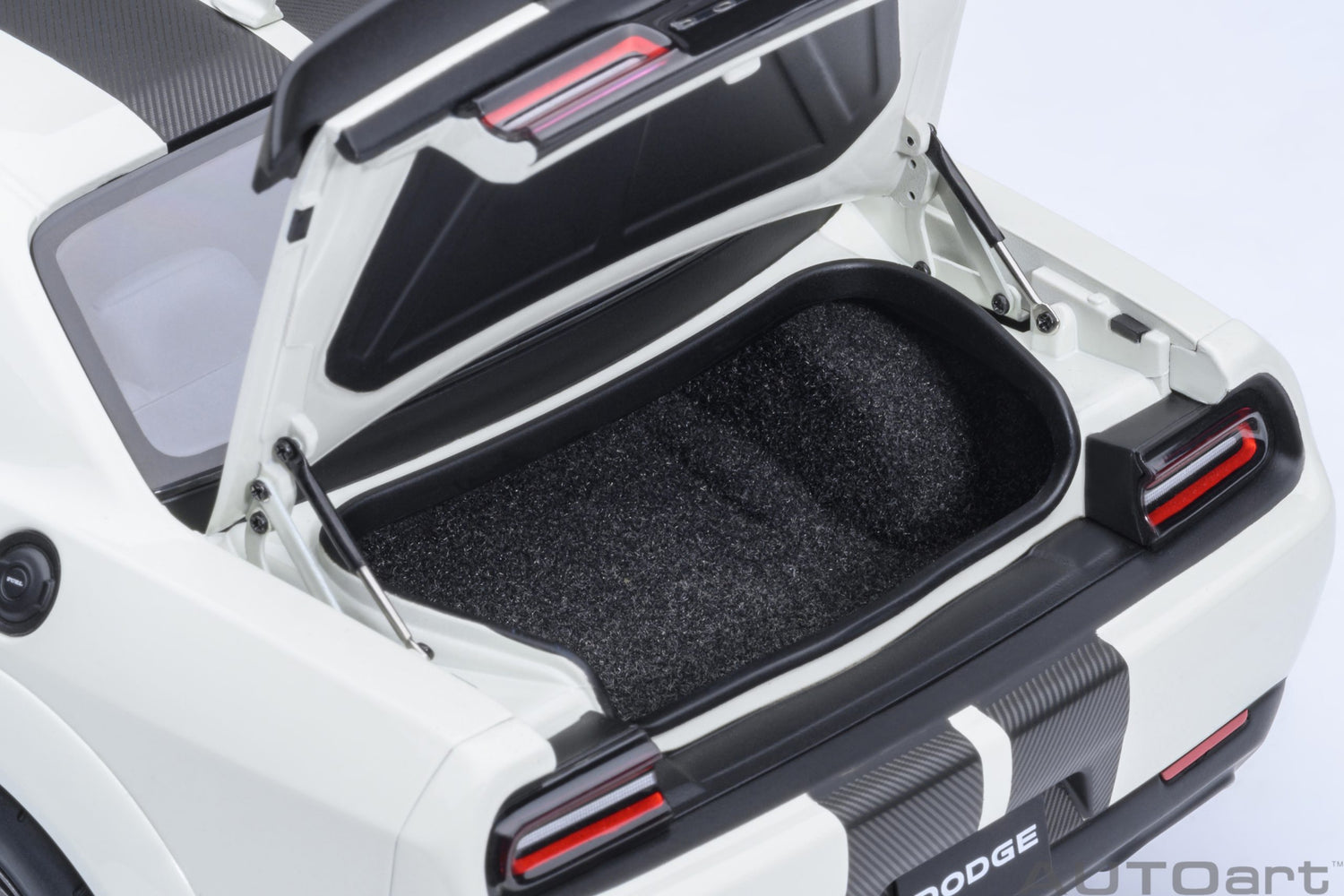 AutoArt 1:18- Dodge Challenger SRT Superstock 2023 (Knuckle White) AA71766