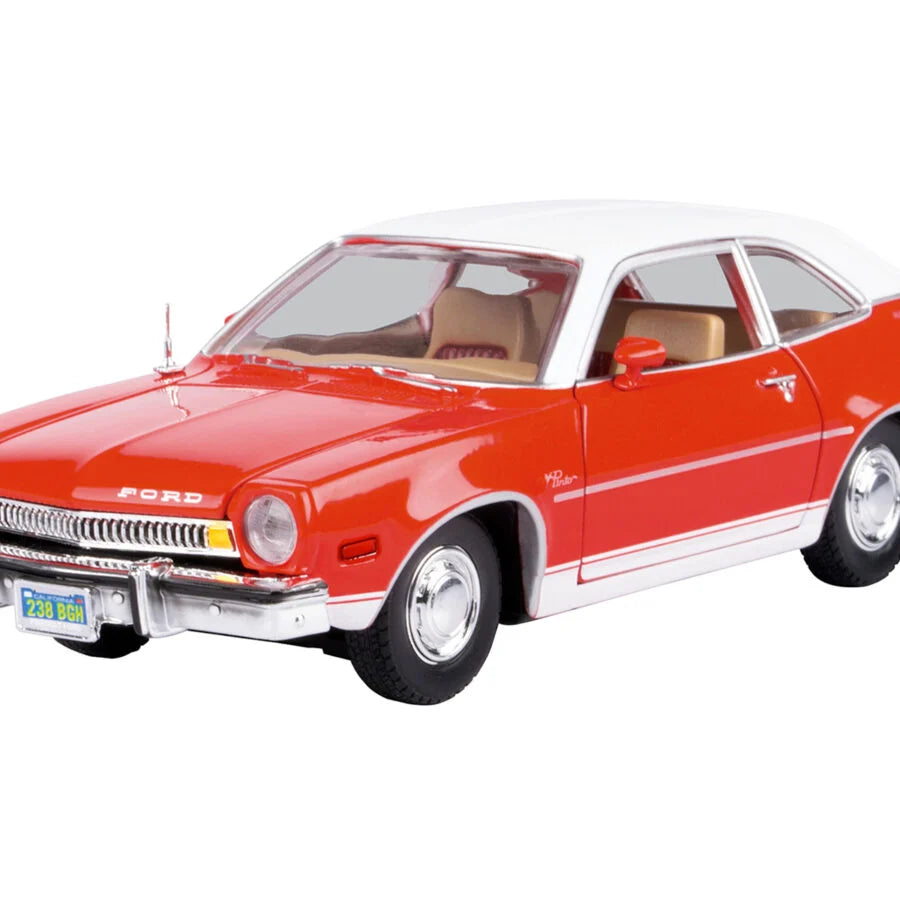 1974 Ford Pinto – Orange avec toit blanc – Motormax 1:24 Forgotten Classics – 79044OR
