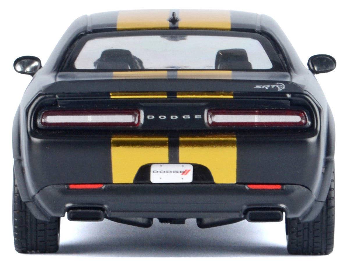 Motormax 1:24-2018 Dodge Challenger SRT Hellcat Widebody (Black/Gold) MM79201