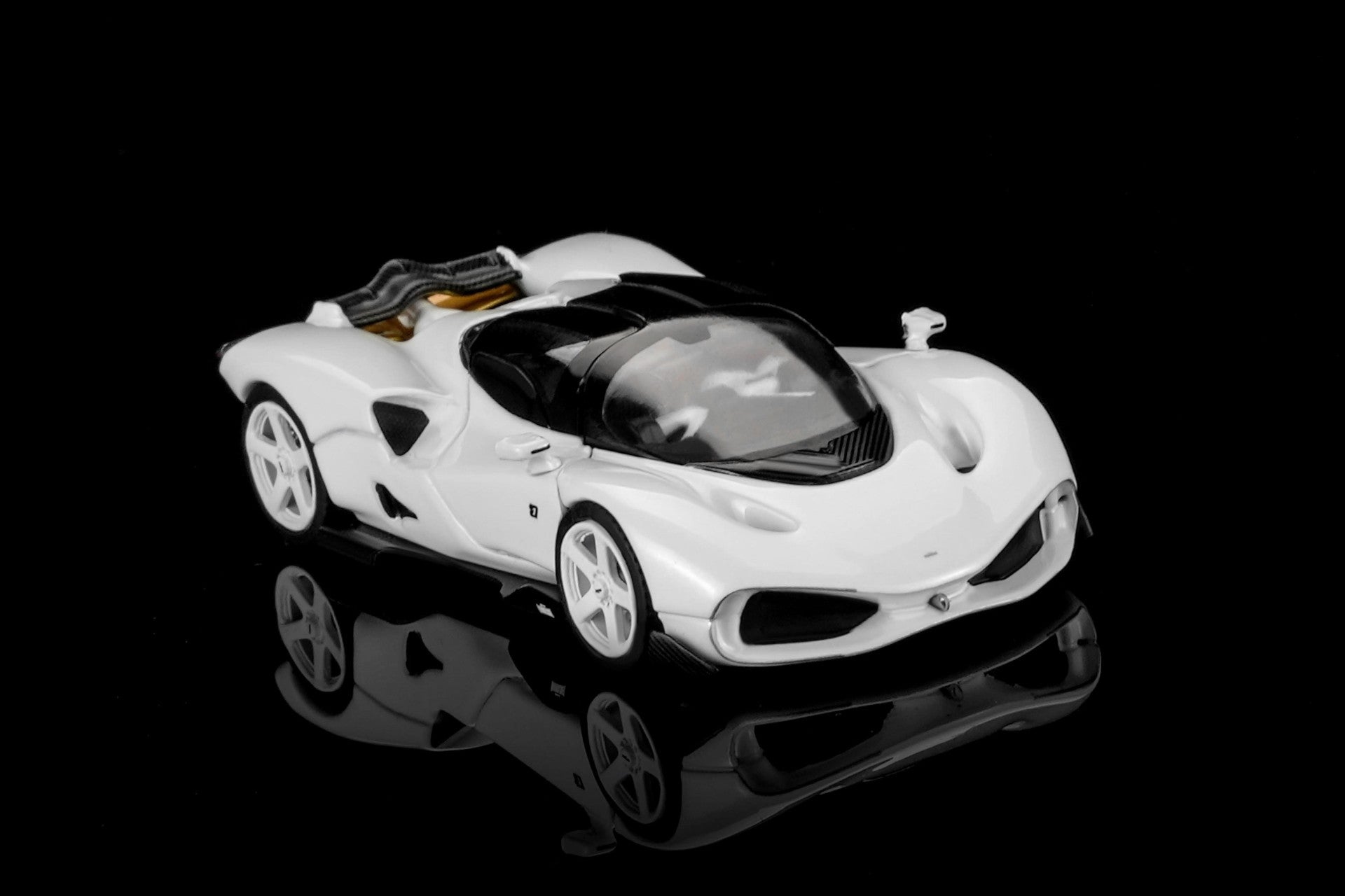 (PRE-ORDER 2026) Motorhelix 1/64 - NILU - Suzuka White (M67002)
