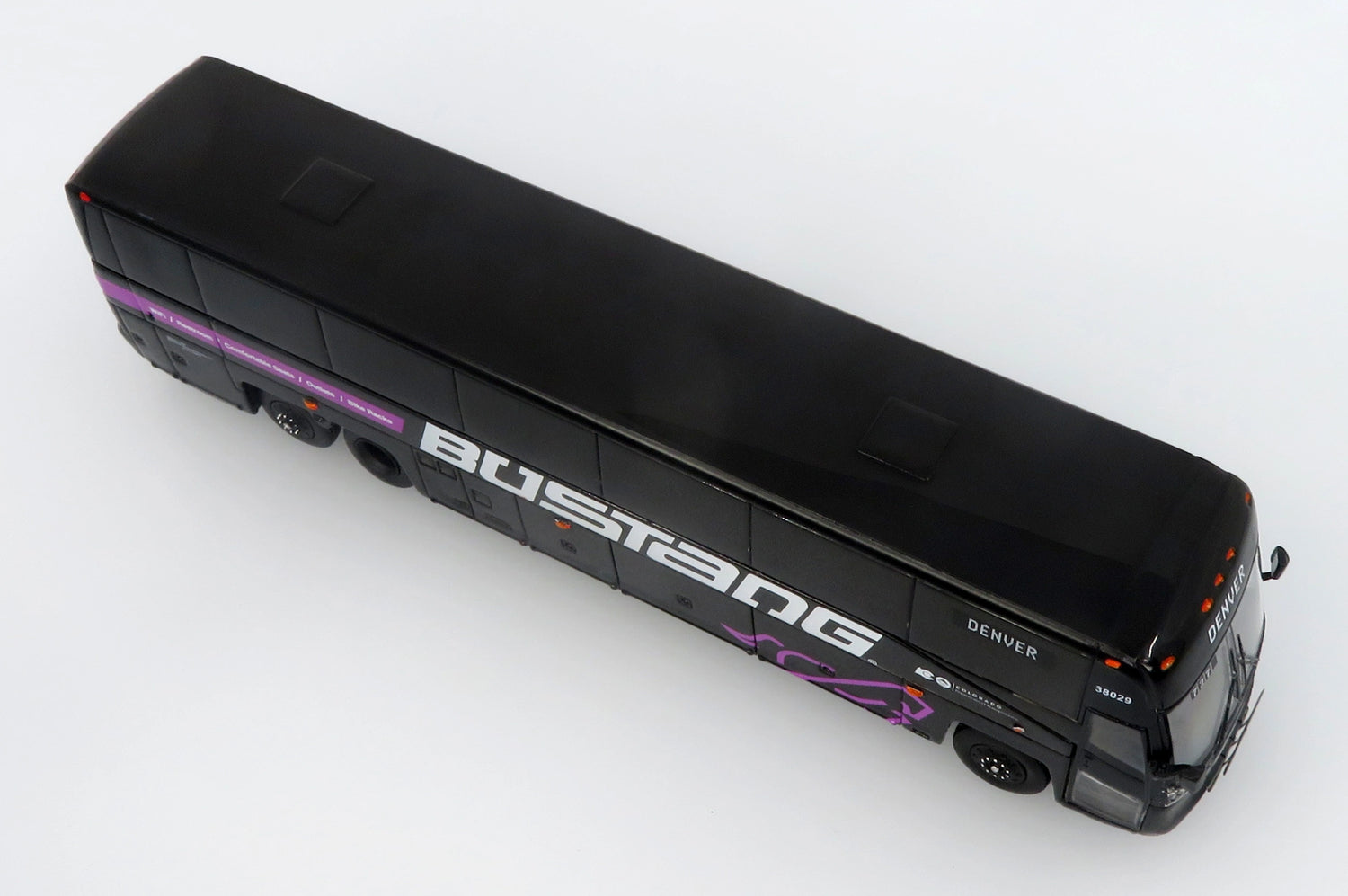Autobus MCI D4520 Coach Bustang 1:87 — Iconic Replicas 87-0650