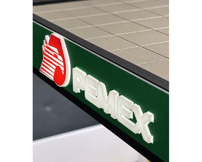 (PRE-ORDER 2026/2027) American Diorama 1:64 PEMEX Gas Station – Illuminated LED Diorama – AD-64563