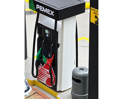 (PRE-ORDER 2026/2027) American Diorama 1:64 PEMEX Gas Station – Illuminated LED Diorama – AD-64563