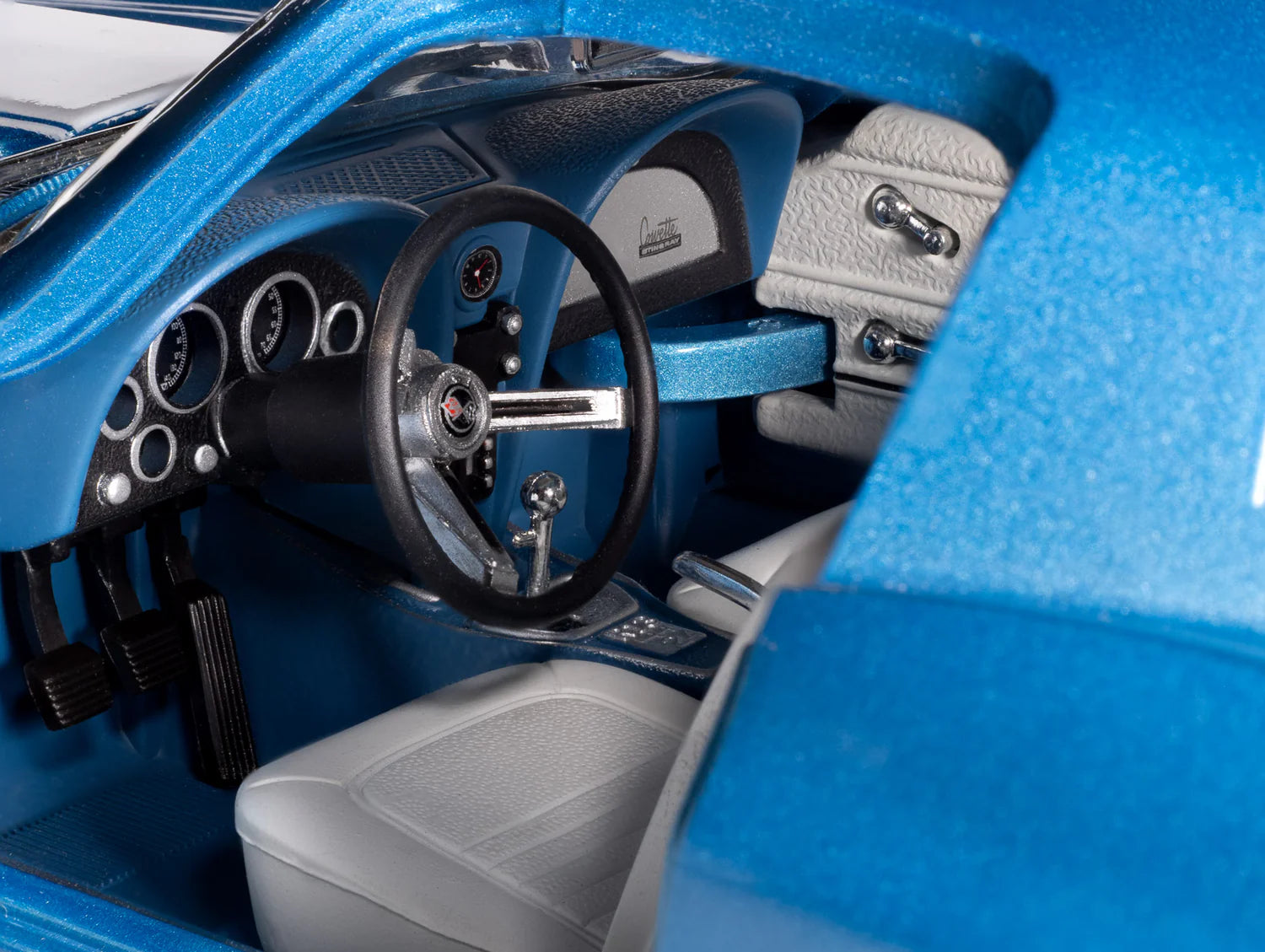 1967 Chevrolet Corvette Stingray Light Metallic Blue – American Muscle 1:18 – AMM1376/06