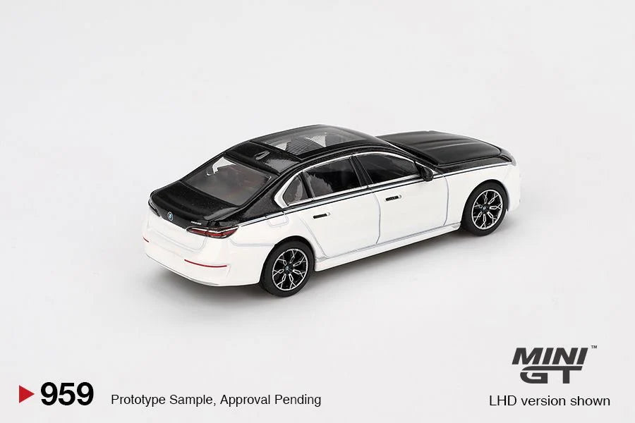 Mini GT- BMW i7 xDrive60 Alpine White / Black Sapphire MGT00959-BL