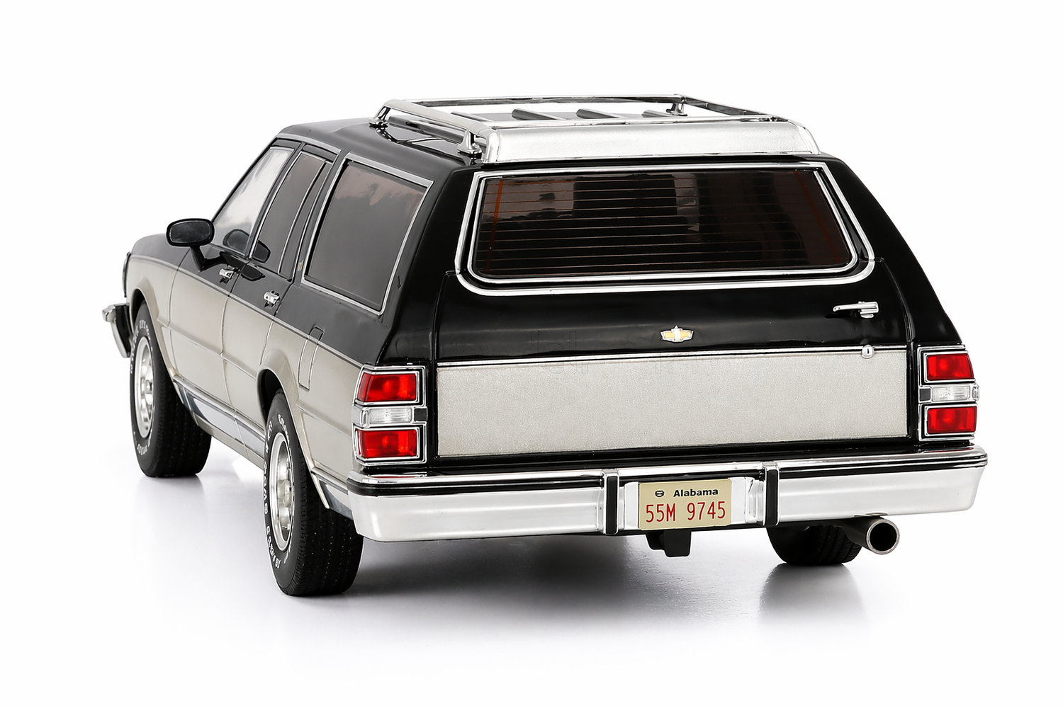 MCG 1/18"-Chevrolet Caprice Estate Wagon (Grey/Silver)