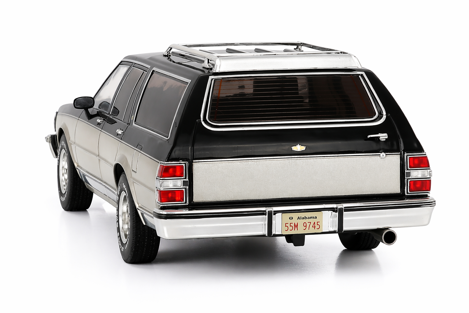 MCG 1/18"-Chevrolet Caprice Estate Wagon (Grey/Silver)