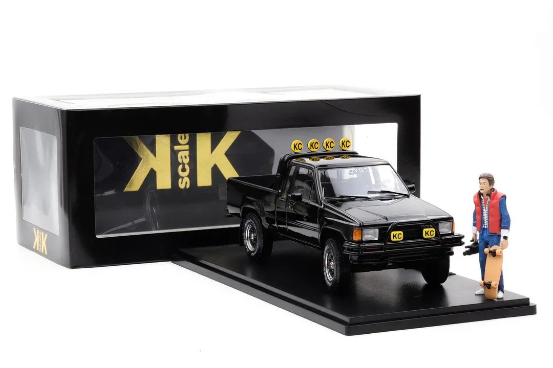 (PRE-ORDER: OCTOBER 2026) KK Scale 1:18 1985 Toyota Hilux SR5 Xtra Cab 4x4 – Back to the Future (1985) + Marty McFly Figure Bundle – KKDC181561-KKFIG024